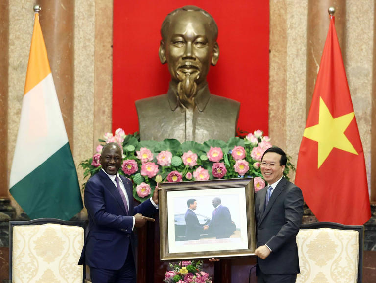 Chủ tịch nước Võ Văn Thưởng tặng bức ảnh chụp chung với Chủ tịch Quốc hội Bờ Biển Ngà (Côte d'Ivoire) Adama Bictogo nhân chuyến thăm Bờ Biển Ngà tháng 6/2019. (Ảnh: Thống Nhất/TTXVN)