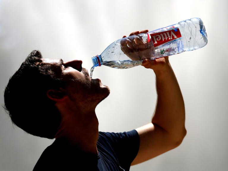 Persona tomando agua