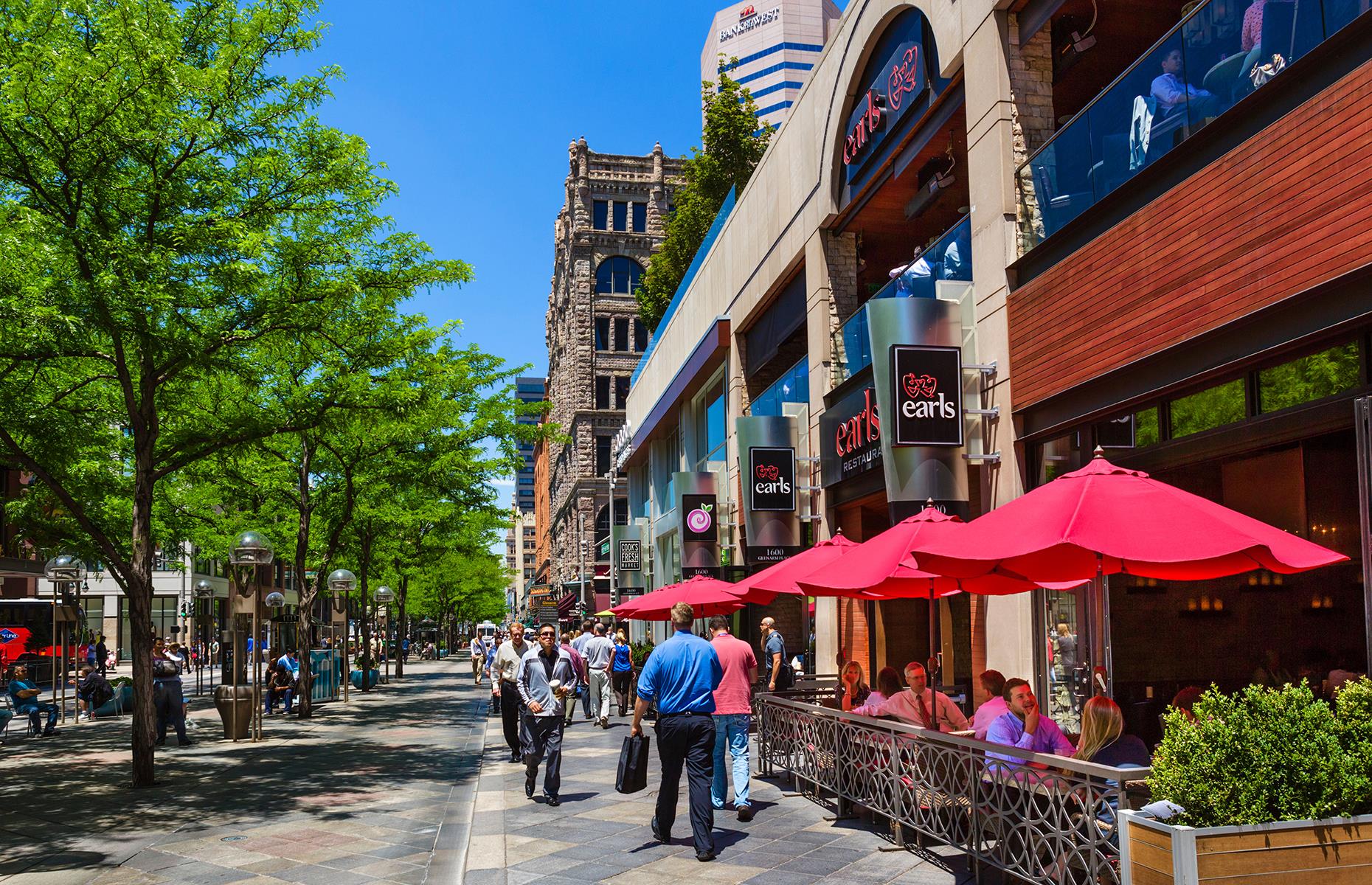 <p>Boasting a rich cultural scene with attractions to spare, <a href="http://www.loveexploring.com/news/144518/48-hours-in-denver-colorado">Denver</a> is perfectly placed for weekend breaks, especially for car-less travelers. The 16th Street Mall is a mile-long pedestrian-friendly promenade through the heart of downtown, lined with more than 250 stores, restaurants and bars. Alternatively, hire bikes from BCycle and strike out into the suburbs, or take in the city's leafy parks along the Cherry Creek Trail and the South Platte River Trail.</p>  <p><a href="https://www.loveexploring.com/galleries/66970/us-cities-with-natural-wonders-on-their-doorstep?page=1"><strong>Now discover the US cities that have natural wonders on their doorstep</strong></a></p>
