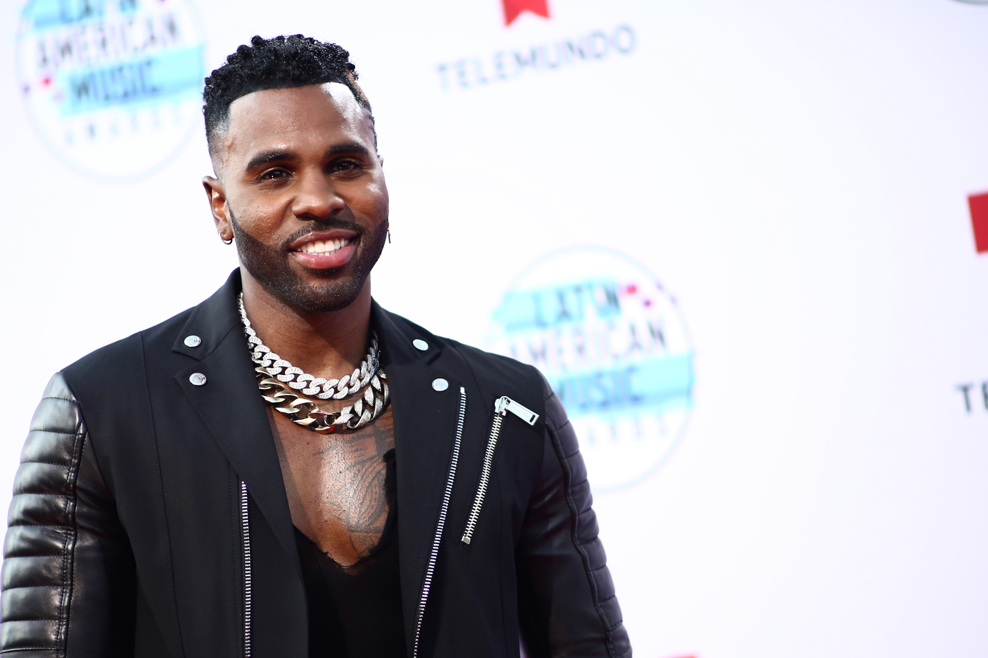 Jason derulo sofia. Джейсон деруло. Джейсон деруло фото. Джейсон деруло клипы. Jason Derulo с короной.