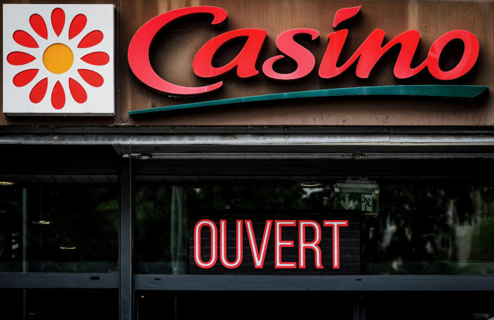 casino cède 66 magasins supplémentaires aux mousquetaires et à auchan