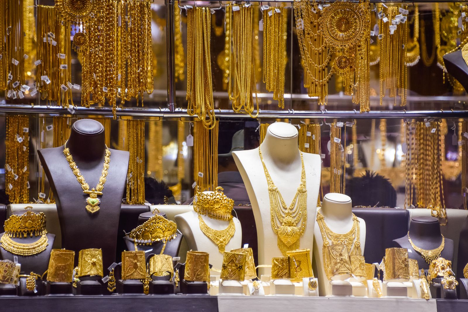 Рынок золота сегодня. Gold Souk Дубай. Дубаи Gold Souk жемчуг. Золотые украшения в Абу Даби. Абу Даби золотой рынок.