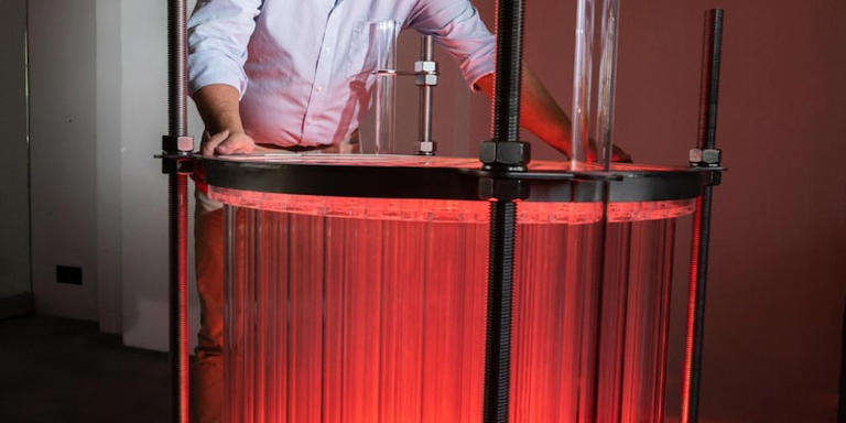 Plexiglaszylinder im Büro von Goetz Ruprecht, CEO vom Start-up Dual Fluid Energy Amin Akhtar
