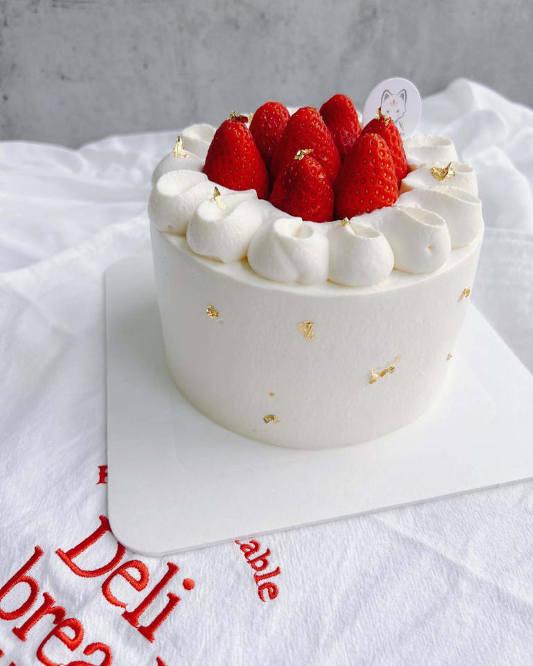 Kitsune Bake's Korean strawberry cream cake. Photo: Instagram / @kitsunbake