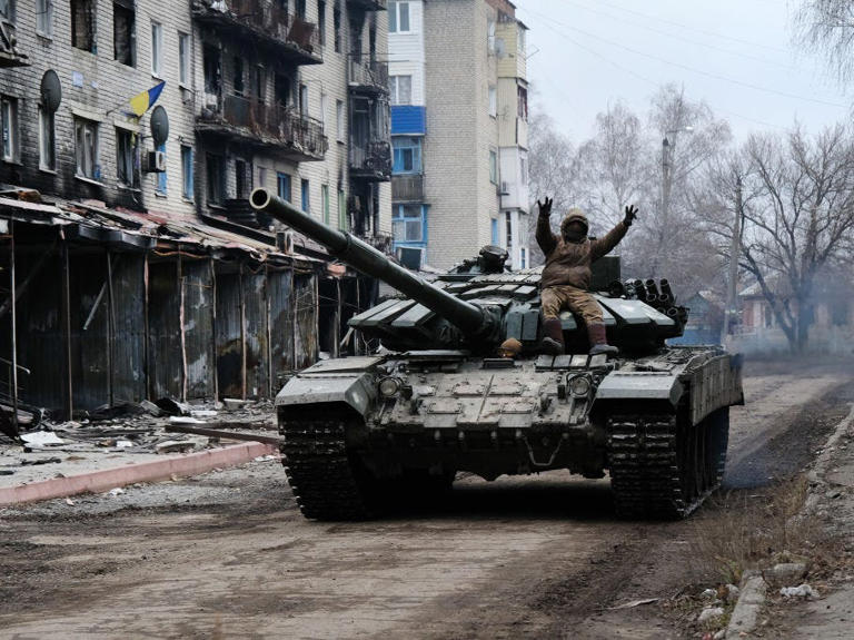 Ein ukrainischer Panzer fährt am 21. Januar 2023 in Siversk, Ukraine, eine Straße in der schwer beschädigten Stadt Siversk entlang, die sich in der Nähe der Frontlinie zu Russland befindet.