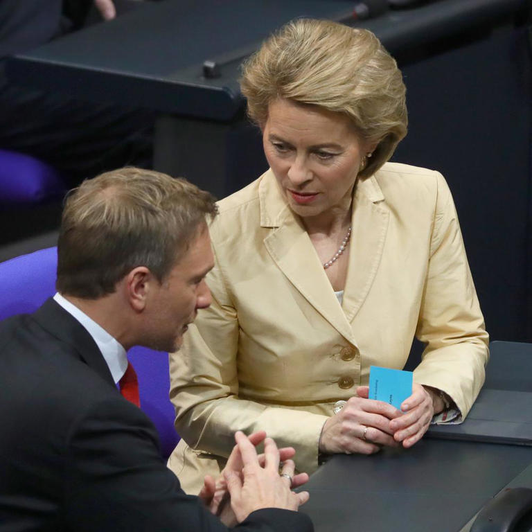 Christian Lindner und Ursula von der Leyen verhandeln um zusätzlichen Finanzbedarf der EU. Das Foto von 2018 zeigt die frühere Verteidigungsministerin und den FDP-Chef.