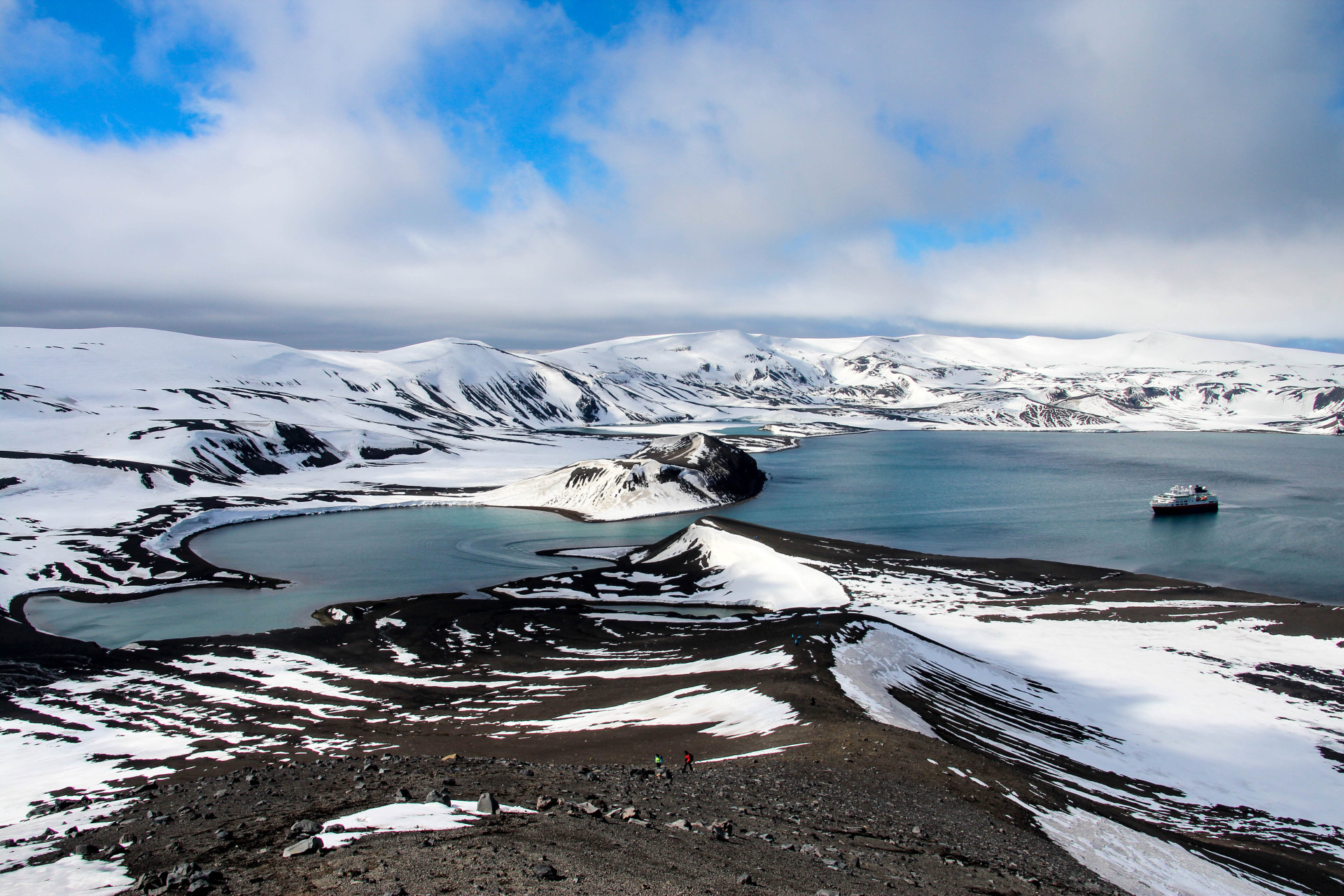 Deception island. Остров Десепшн, Южные Шетландские острова. Южные Шетландские острова Антарктида. Остров Десепшн в Антарктиде. Остров обмана Антарктида.