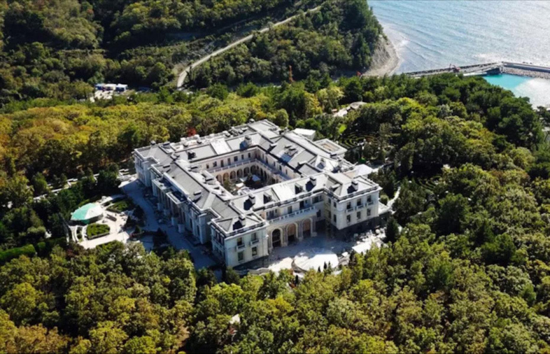 The palace that Putin built for OVER $1bn: world’s grandest political pads
