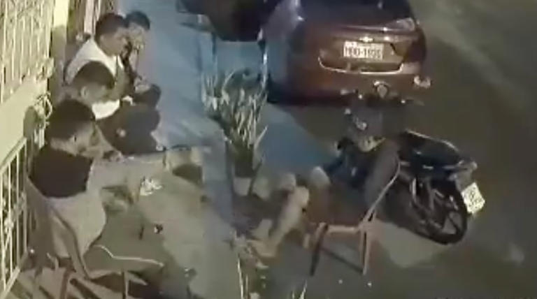 VIDEO: quiso disparar al aire y terminó matando a su amigo en medio de un velorio en Manabí