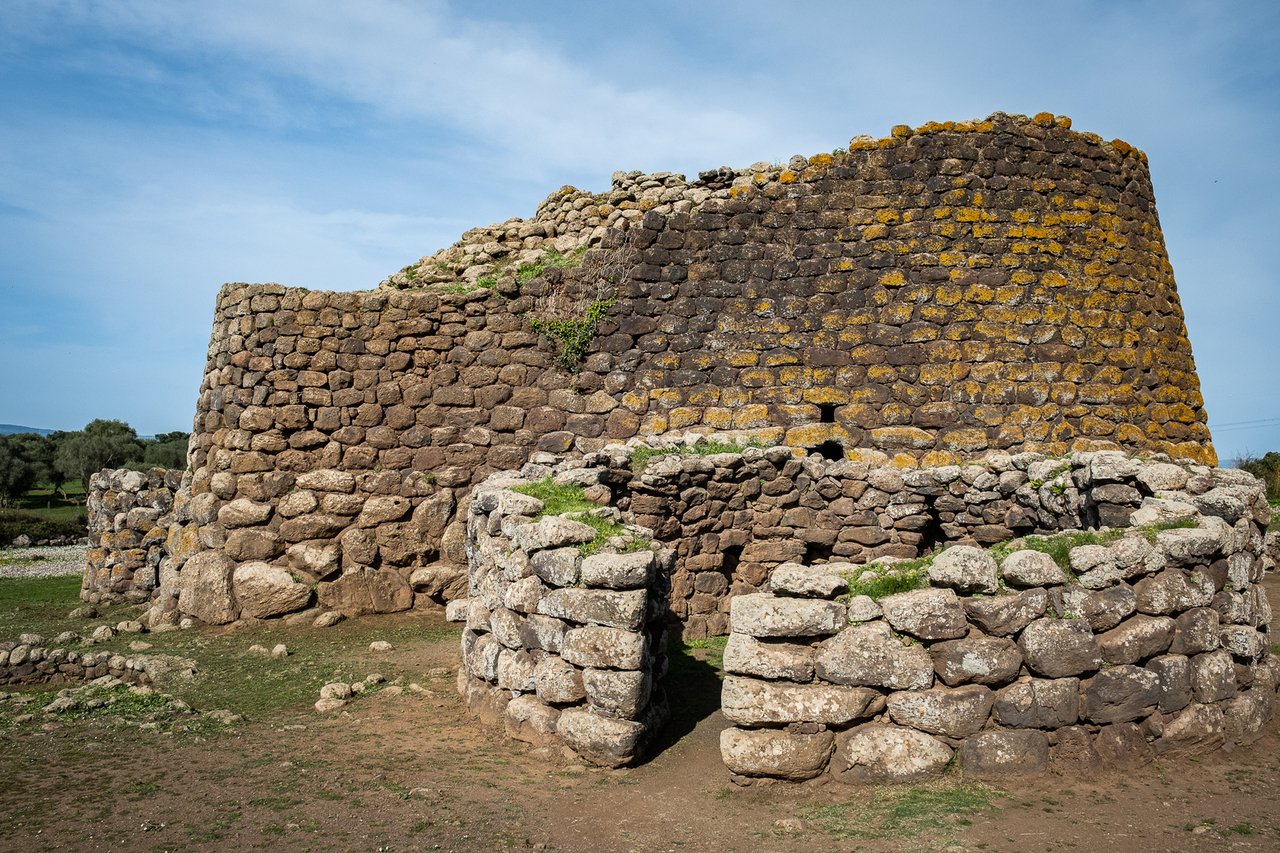 <h2>3- Aller contempler les nuraghes</h2><p><b>Les nuraghes sont des structures préhistoriques que l'on trouve principalement en Sardaigne. </b>Prenant la forme de tours, elles ont été construites par les Nuragiques, un peuple qui a habité l'île pendant des milliers d'années. On dit que les nuraghes pouvaient avoir plusieurs fonctions. Ils pouvaient servir de fortifications, d'observatoires astronomiques ou encore de lieux de culte. Le nuraghe le plus connu est Su Nuraxi, situé près du village de Barumini et classé au patrimoine mondial de l'Unesco. Lors d'un séjour itinérant en Sardaigne, les amateurs d'architecture ancienne peuvent aussi suivre une route des nuraghes, avec un itinéraire de 200 km qui les conduit de Cagliari à Nuoro.</p><p>Si vous souhaitez <b>explorer le plus important site archéologique de Sardaigne</b> lors d'une visite de 4 heures du nuraghe de Su Nuraxi à Barunimi, <b><a href="https://www.petitfute.com/reservation/partenaires/?partenariat=activite&spot=articles&urldeeplink=https://www.getyourguide.fr/cagliari-l820/cagliari-demi-journee-de-visite-de-su-nuraxi-a-barumini-t30964/?partner_id=73QSLFK&utm_medium=online_publisher&cmp=actu_incontournables_majorque&btnstatus=true">cliquez ici </a></b>pour <b>réserver votre excursion</b> et bénéficier des offres de notre partenaire !</p>