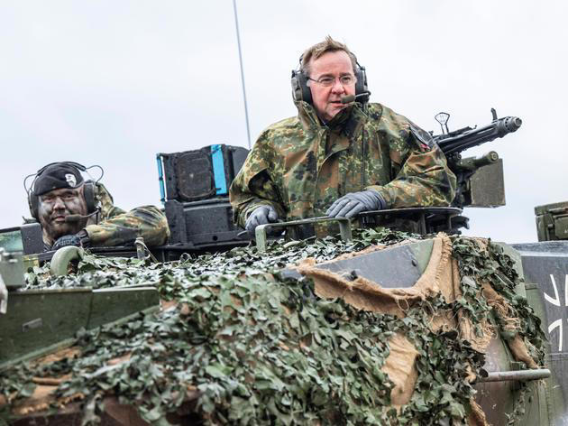 Rüstet die Bundeswehr auf: Bundesverteidigungsminister Boris Pistorius (SPD, re.).