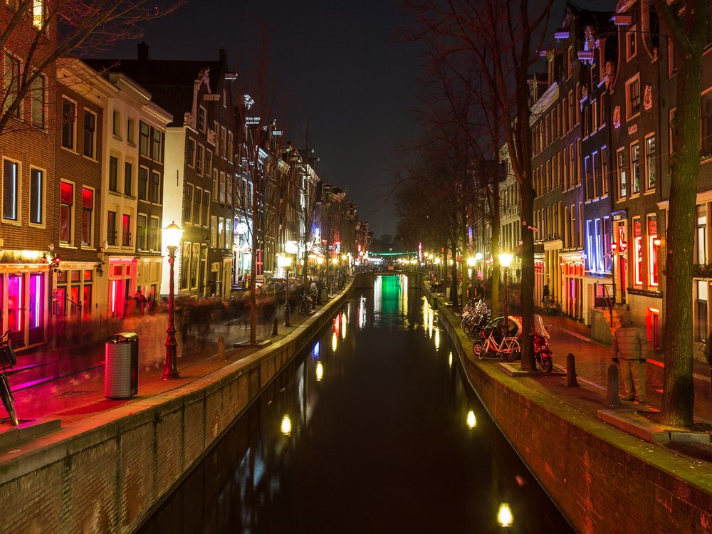 <p>Things are less posh in Amsterdam's red light district - and right in the middle of the old town! De Wallen is unique in Europe. In liberal Amsterdam there is also room for prostitution, pornography and soft drugs. However, tourists should enjoy this area at night with caution.</p>