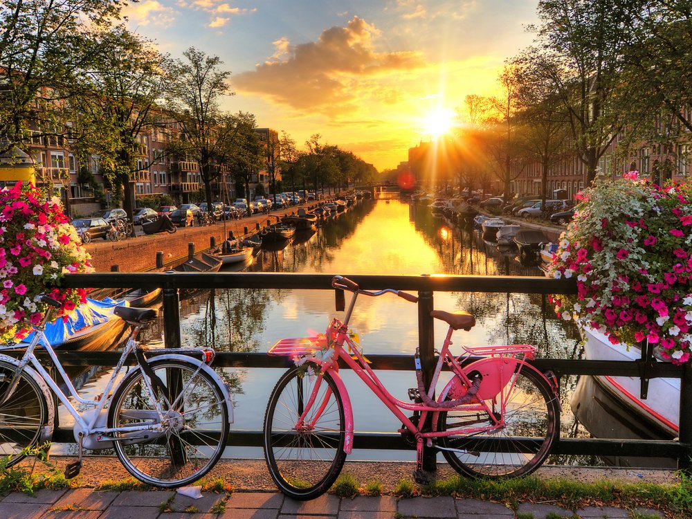 <p>On two wheels or right away on water: These are the two best ways to explore Amsterdam. Between countless canals, picturesque parks and the historic streets, many tourists have already lost their hearts.</p>