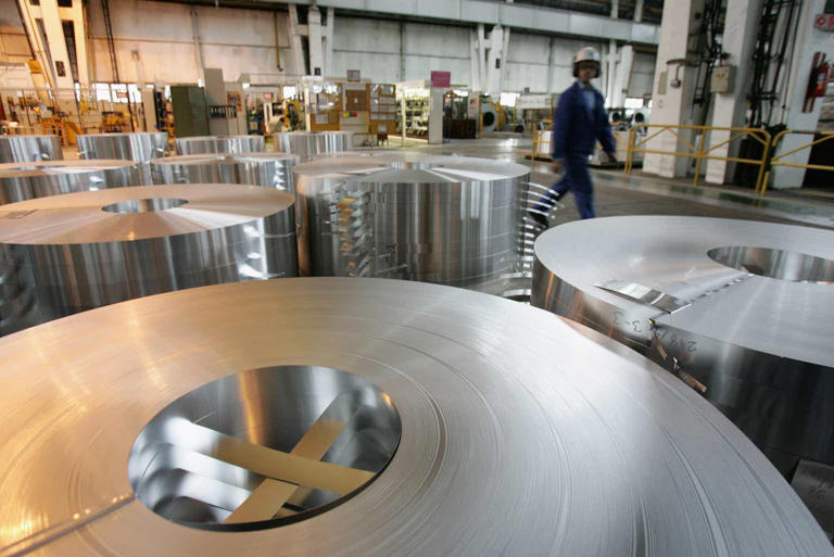 Alcoa falls with aluminum as Russian metals escape new U.S. sanctions