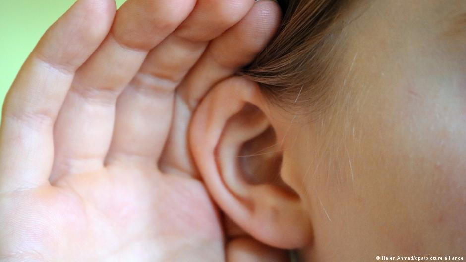 niño escucha por primera vez tras innovador tratamiento génico en ee. uu.