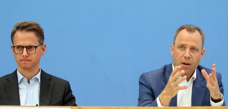 Mario Czaja (rechts) und Carsten Linnemann bei der Pressekonferenz zum CDU-Programmkonvent dpa/Wolfgang Kumm