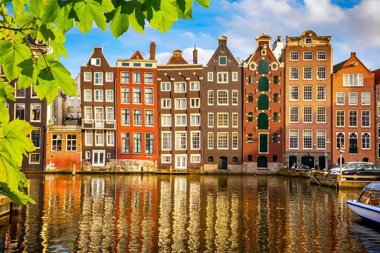 Famous for its beautiful canals, the Red Light District, and vibrant nightlife, there is no doubt that Amsterdam is one of the best cities in Europe. But with so many beautiful neighborhoods to choose from, you should know the best places to stay in Amsterdam if you plan to visit the incredible Dutch capital. So, let me tell you more about the best areas to stay in Amsterdam and the best hotels in each.