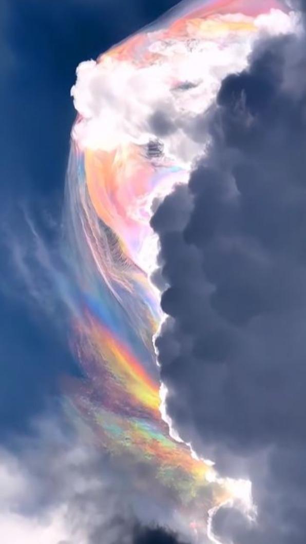 NASA解釋，此天文現象名為菌蓋彩雲。恐是劇烈天氣即將發生的警訊。（圖／翻攝自TikTok）
