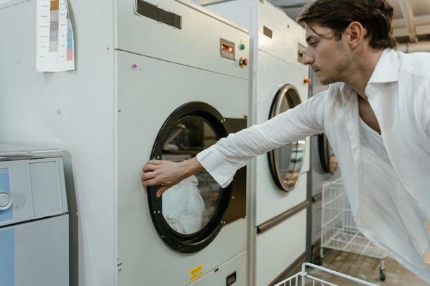 Lấy quần áo ra khỏi máy giặt ngay sau khi xong giúp đồ không bị ám mùi, phát sinh mùi hôi. Ảnh: Pexels