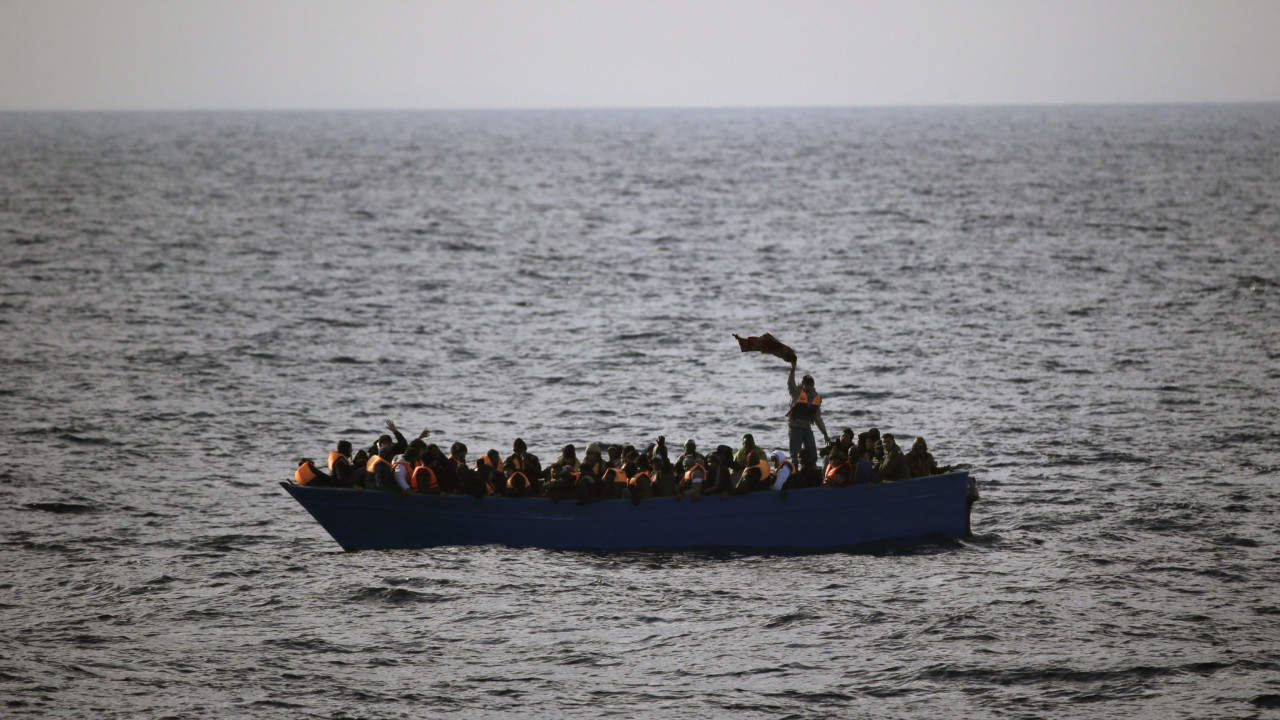 πέθανε ένα από τα παιδιά που είχαν εντοπιστεί σε βάρκα με μετανάστες στην κύπρο
