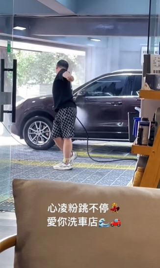 洗車店老闆放著王心凌金曲《愛你》，邊跳邊洗車。（圖／翻攝自IG／muhaha.co）