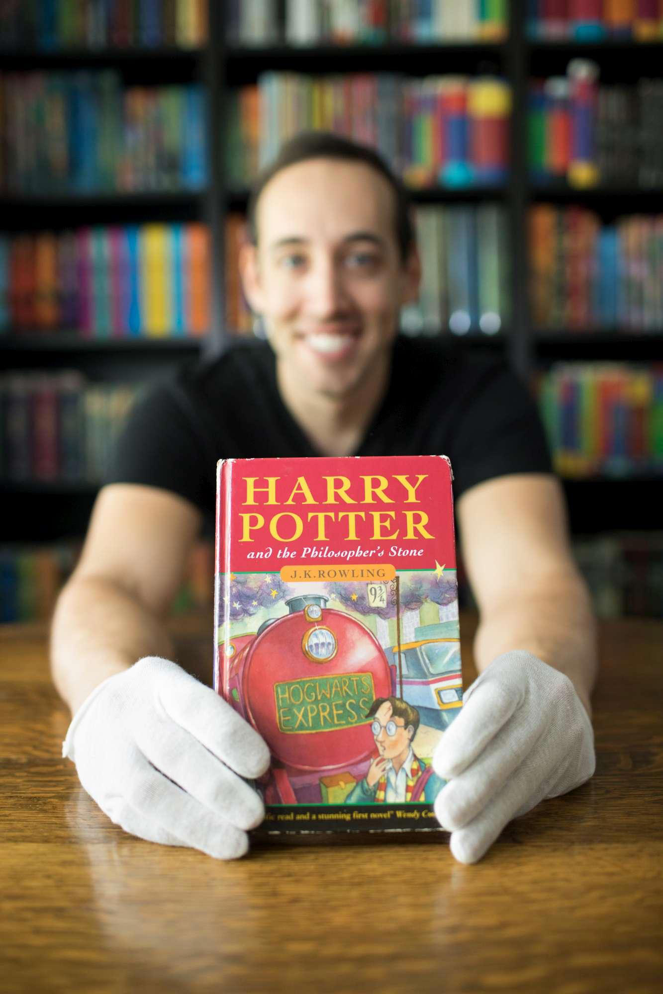 Harry Potter, nuovo record: venduta a 12mila euro la prima edizione del  libro «La pietra
