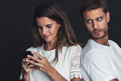 ojo: los delitos que estaría cometiendo por revisarle el celular a su pareja sin su permiso