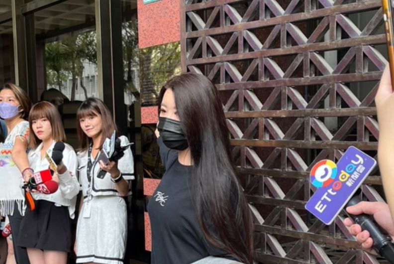 ▲小紅老師親自前往台北地檢署按鈴提告NONO性騷擾。（圖／記者郭佩蓉攝）