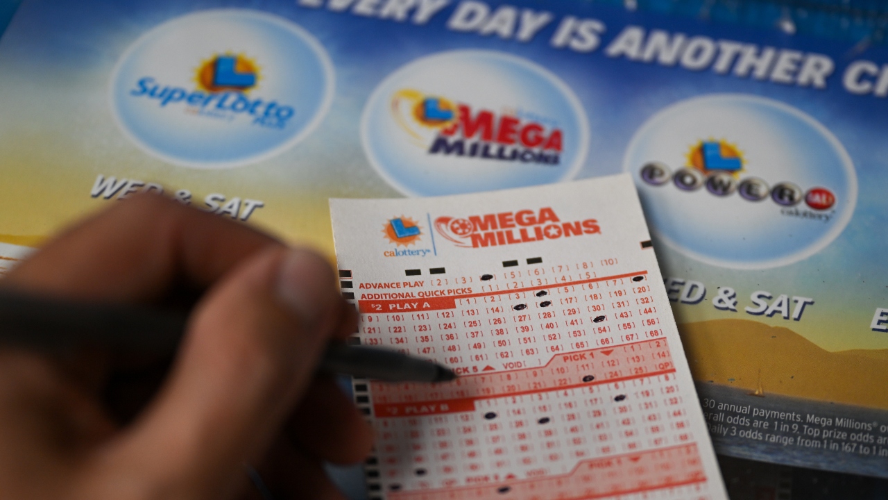 Powerball, Mega Millions Combined Jackpots Near $900 Million