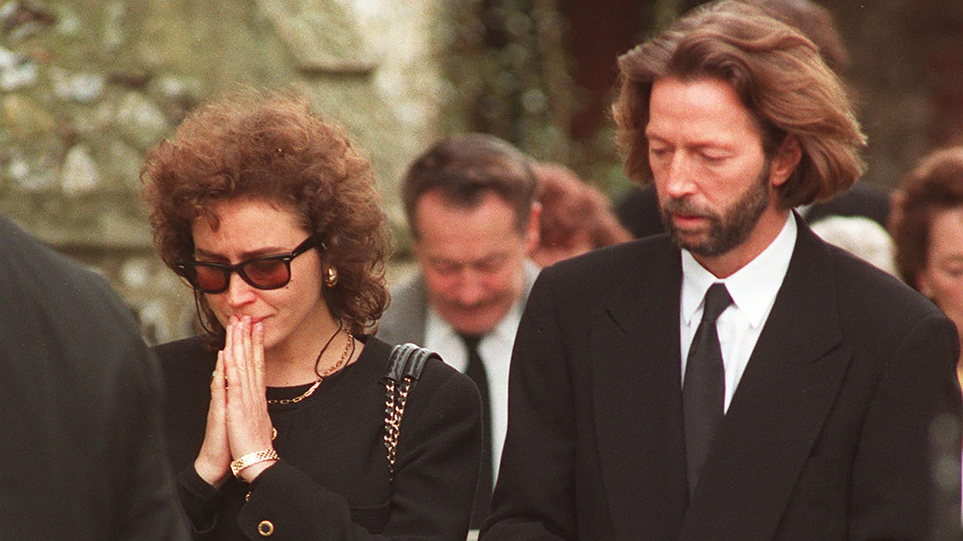 <p>El 20 de marzo de 1991, el hijo de Eric Clapton y la modelo Lory Del Santo, Conor, se precipitó al vacío desde un rascacielos de Nueva York. Fue algo que marcaría al artista inglés para toda su vida y que según él mismo explicó pudo superar gracias a la música. Dedicó a su hijo fallecido el clásico 'Tears In Heaven'.</p>
