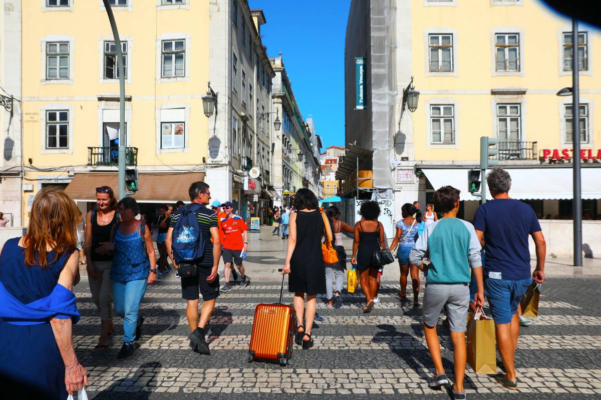 Personalidades De Vários Sectores De Atividade Manifestam Se Contra O Fim Do Regime Do Residente 1304