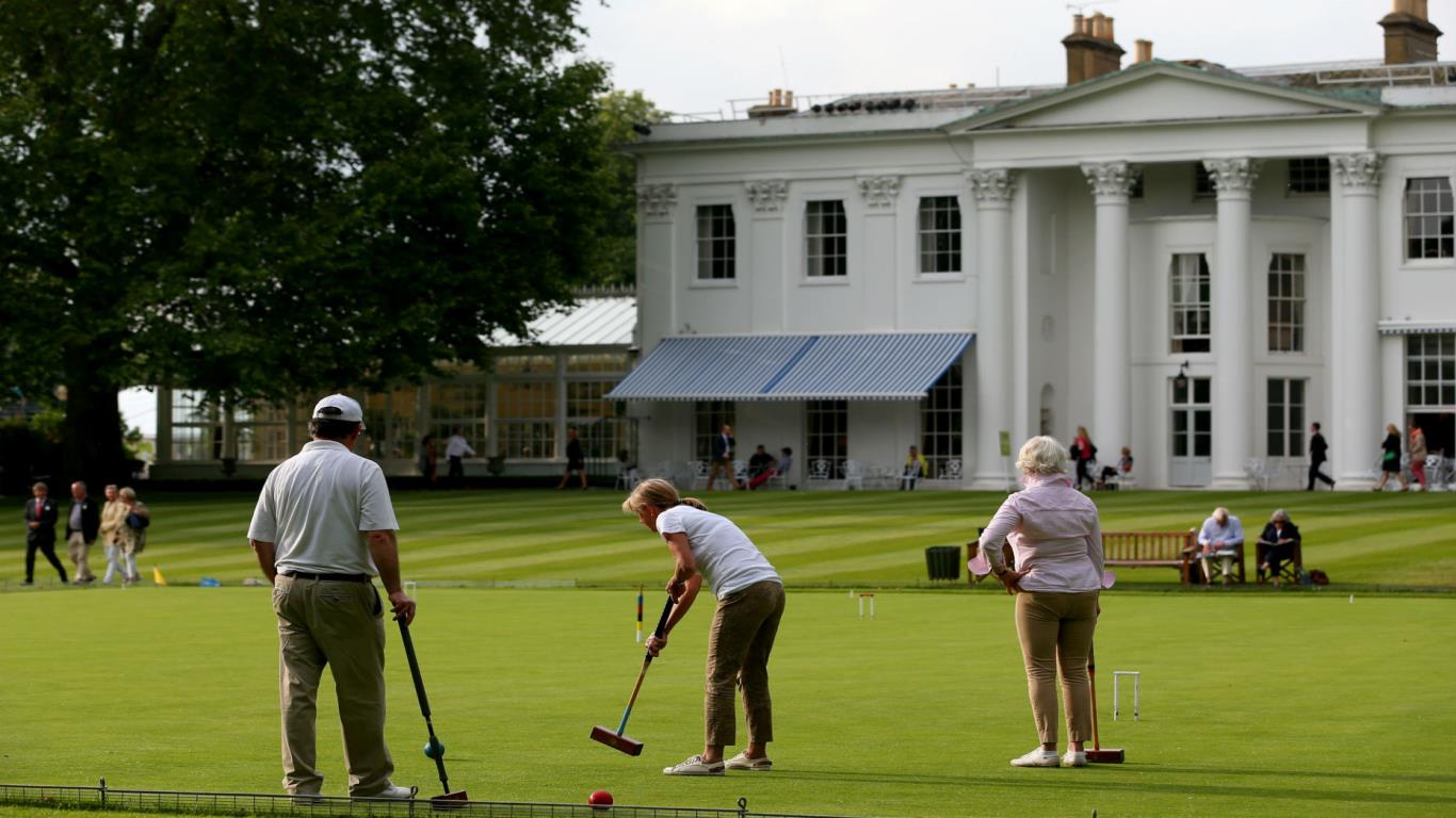 18 Incredible Perks Of Being Super Rich
