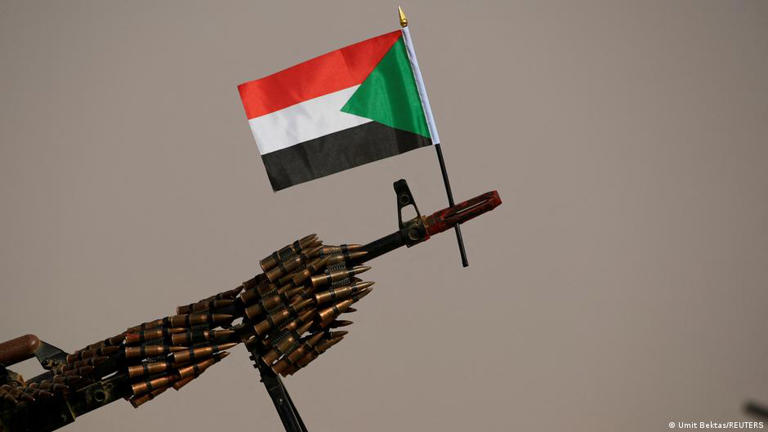 Un drapeau national soudanais est attaché à une mitrailleuse des forces paramilitaires de soutien rapide (RSF).