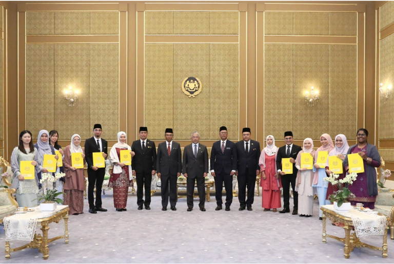 Yang di-Pertuan Agong bersama 11 penerima BYDPA Sesi Pengajian 2023 di Istana Negara baru-baru ini.