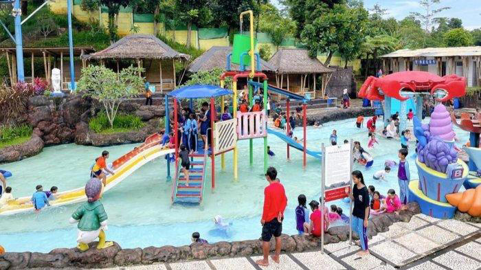Tempat wisata Tirtania Waterpark Bogor dengan area kolam renang menyerupai vila di Bali dengan replikasi gurita dan aneka patung.
