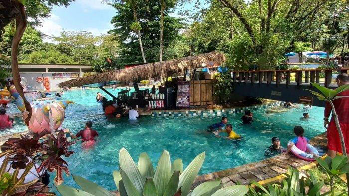 The Jungle Waterpark, rekomendasi tempat wisata kolam renang di Bogor dengan berbagai atraksi air.