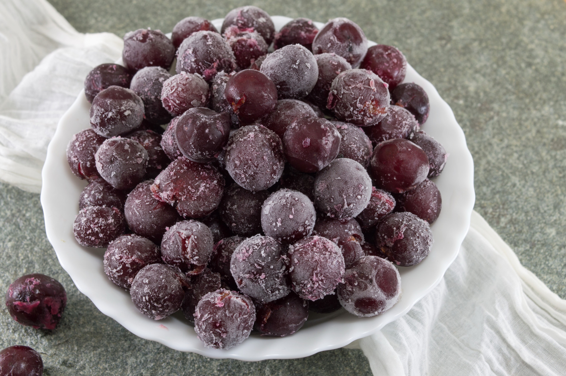 <span>Grapes run the risk of being squished, but if you freeze them before your flight, then pop them in a reusable on-the-go bag, you'll enjoy a refreshingly sweet and mess-free snack.</span><p>You may also like:<a href="https://www.starsinsider.com/n/202739?utm_source=msn.com&utm_medium=display&utm_campaign=referral_description&utm_content=356024v3en-us"> The most dramatic actor transformations for a role</a></p>