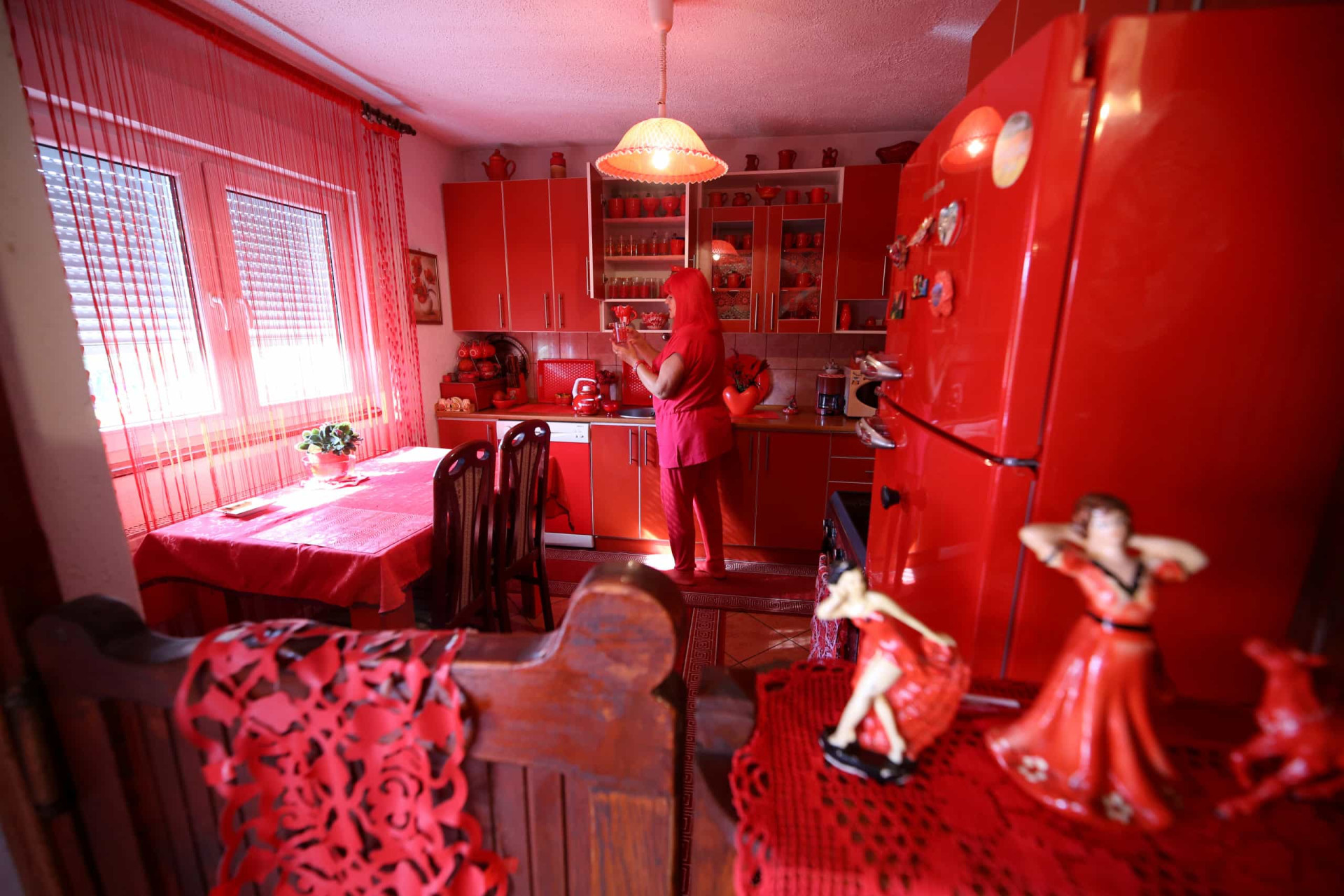 Жизнь в красном цвете. Красная жизнь. Публичный дом в Красном цвете. Странные предметы красного цвета. Красное окружение.