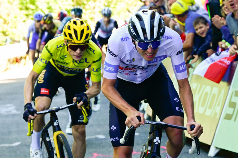 Jonas Vingegaard et Tadej Pogacar dans le final du Grand Colombier sur le Tour de France, le 14 juillet 2023