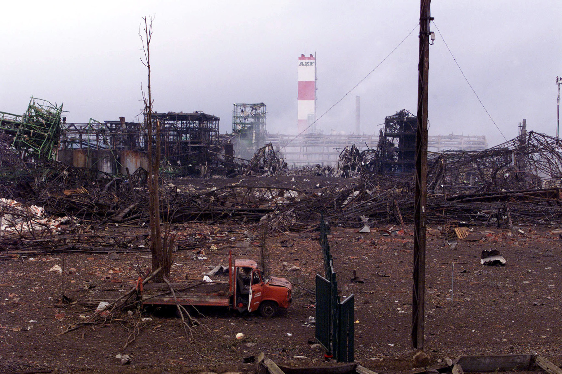 Какая была последняя катастрофа. Взрыв в Тулузе 2001. Химический комбинат azf (Тулуза, Франция). Химический комбинат azf катастрофа. Взрыв на химическом комбинате azf в Тулузе.