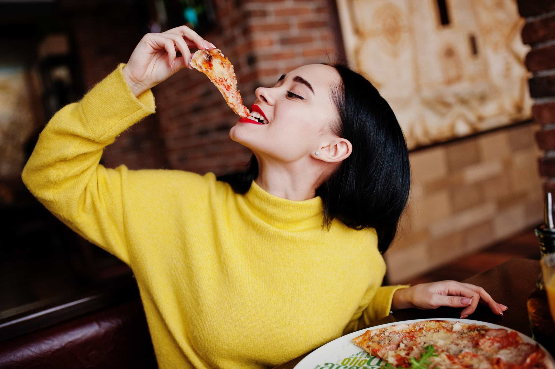 Woman eat man. Наслаждение едой. Человек с едой. Девушка ест пиццу. Девушка наслаждается едой.