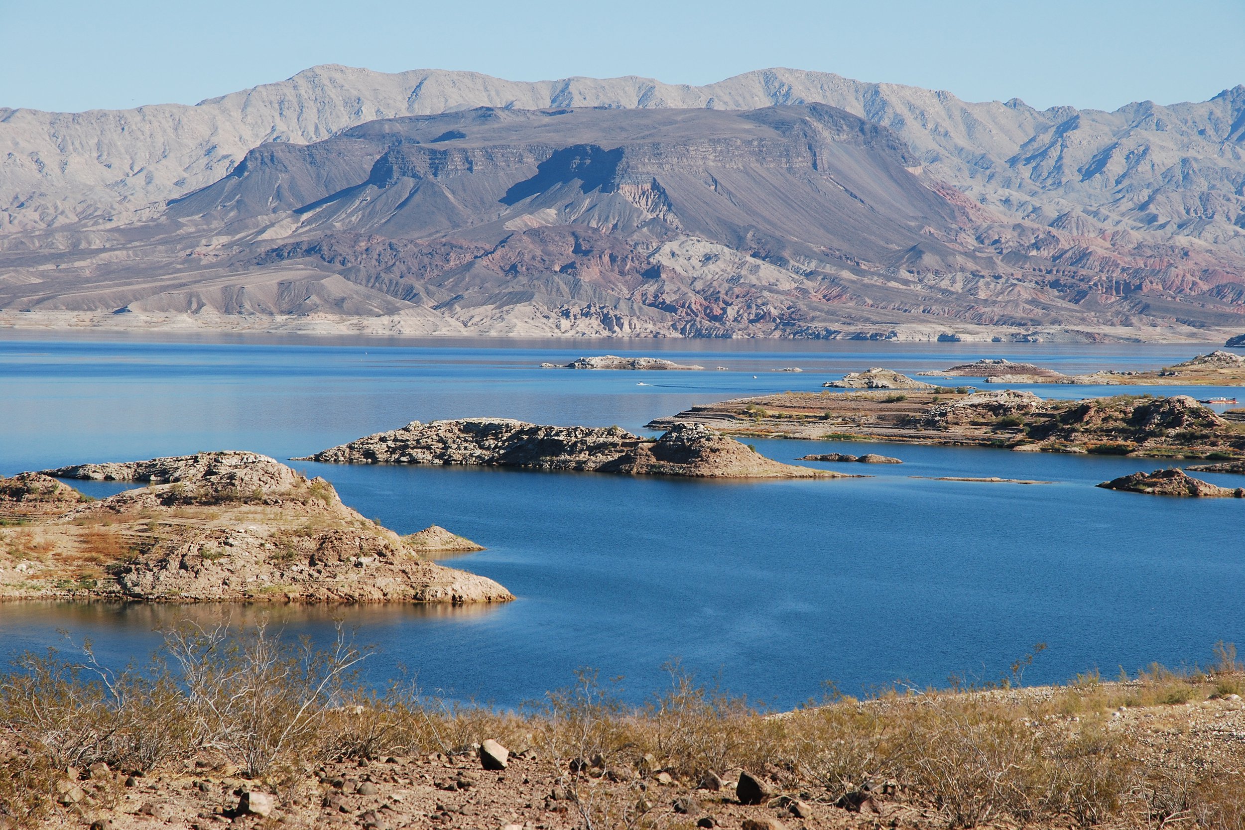 <p>Close to Las Vegas, <a href="https://www.ndow.org/Bodies_Of_Water/Lake_Mead/">Lake Mead</a> straddles the border between Arizona and Nevada. Anglers will find the massive lake is teeming with smallmouth and largemouth bass, bluegill, tilapia, channel catfish, stripers, green sunfish, and black crappie.</p>