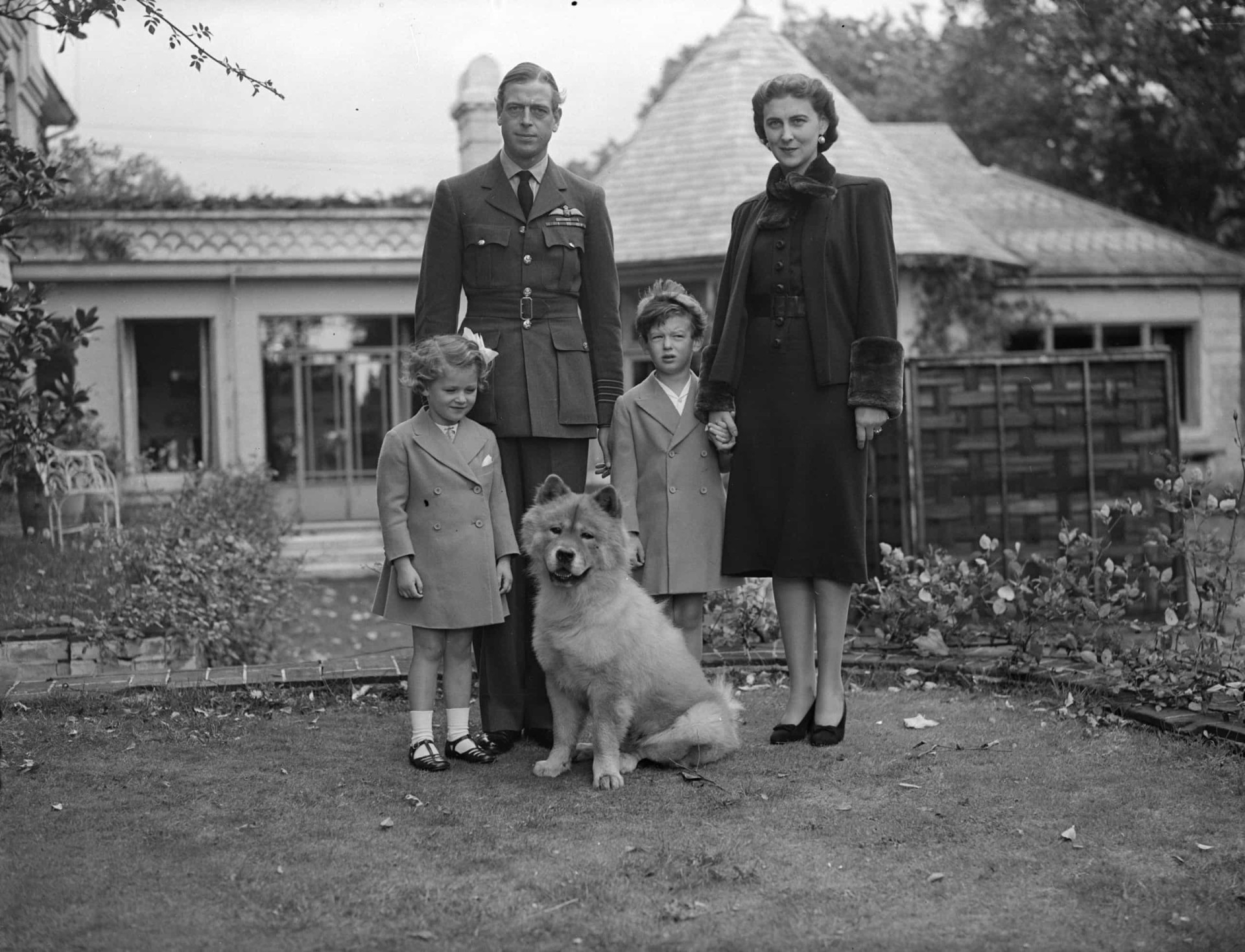 <p>Der Herzog und die Herzogin von Kent mit ihren Kindern und ihrem Chow Chow im Jahr 1938.</p>