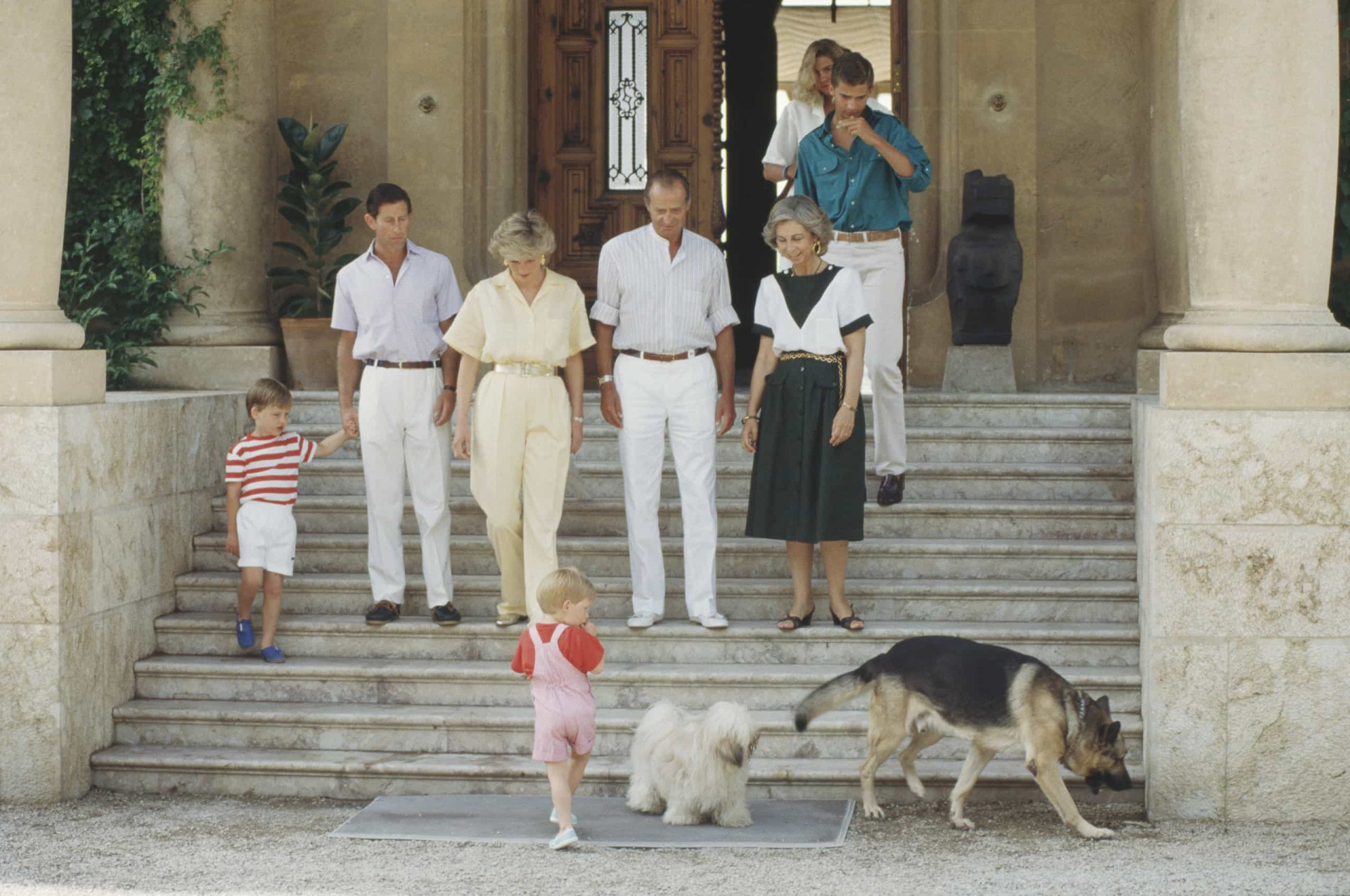 <p>Die spanische Königsfamilie mit ihren Hunden erhält im August 1987 im Marivent-Palast in Palma de Mallorca, Spanien, Besuch von Mitgliedern der britischen Königsfamilie.</p>