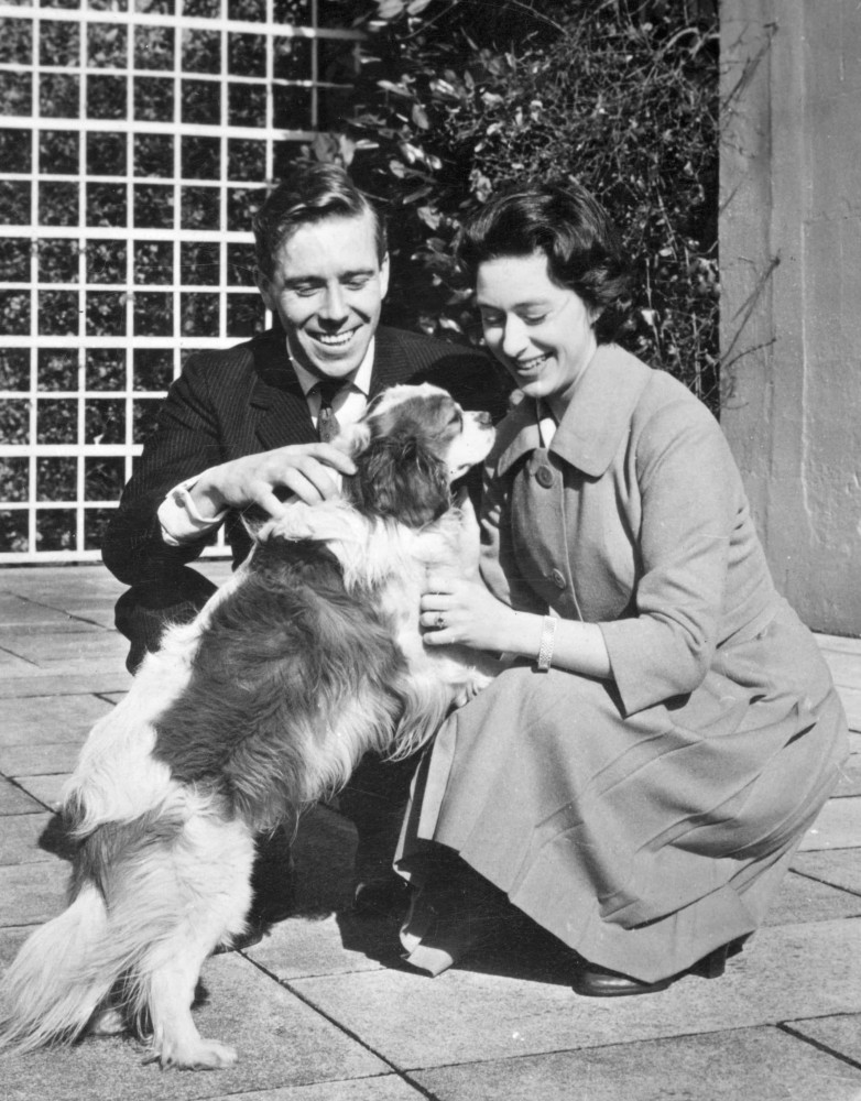 <p>Hier sehen wir Prinzessin Margaret und ihren damaligen Ehemann Antony Armstrong-Jones 1960 mit ihrem Cavalier King Charles Spaniel.</p>