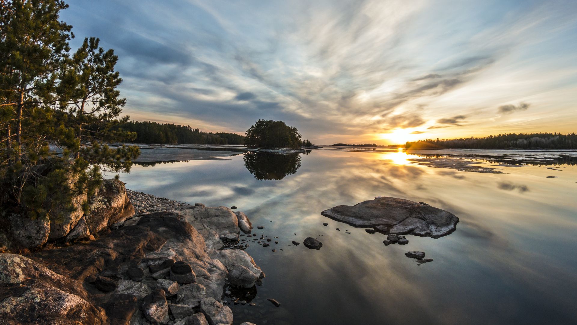 <p>                     Voyageurs protects four tranquil takes up near the Canadian border and while it’s most popular for water sports, its hiking trails range from five day backcountry thru-hikes to short day strolls where you can admire rocky ridges and wetlands.                    </p>
