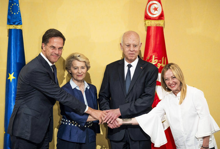 Mark Rutte, Ursula von der Leyen (2.v.l), und Giorgia Meloni (r) zusammen mit Kais Saied, dem Präsidenten von Tunesien.