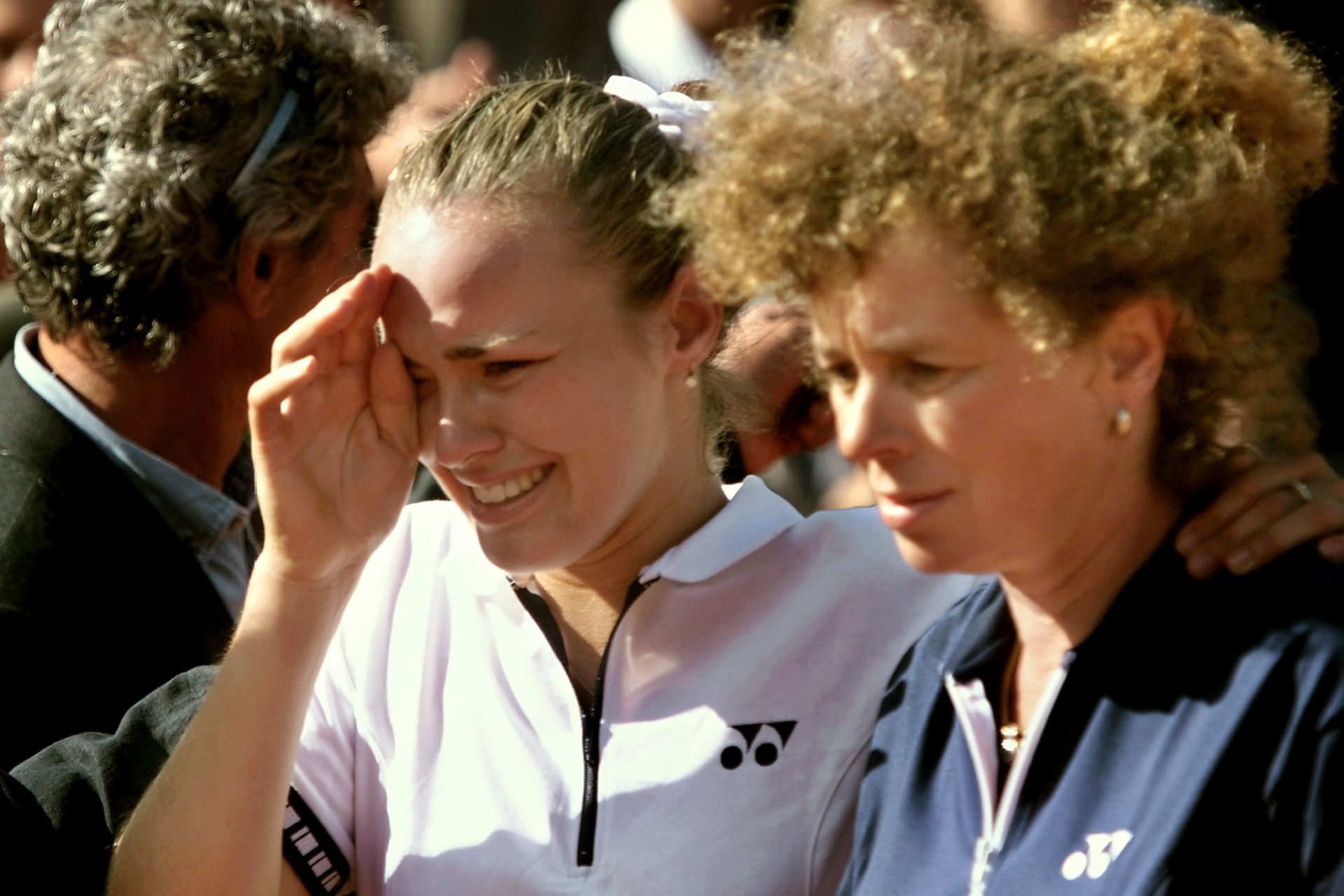 <p>Mientras, su temperamento le jugaba malas pasadas cuando las cosas se torcían en la pista (para el recuerdo quedan sus lágrimas tras perder la final de Roland Garros contra Steffi Graff en 1999), la prensa escudriñaba todo su entorno.</p> <p><a href="https://www.msn.com/es-es/entretenimiento/fotos-famosas/%C2%BFqu%C3%A9-fue-de-aliz%C3%A9e-fugaz-estrella-del-pop-franc%C3%A9s/ss-AA10NPwi?li=BBpm69L" rel="noopener"><strong>¿Qué fue de Alizée, la fugaz estrella del pop?</strong></a></p>