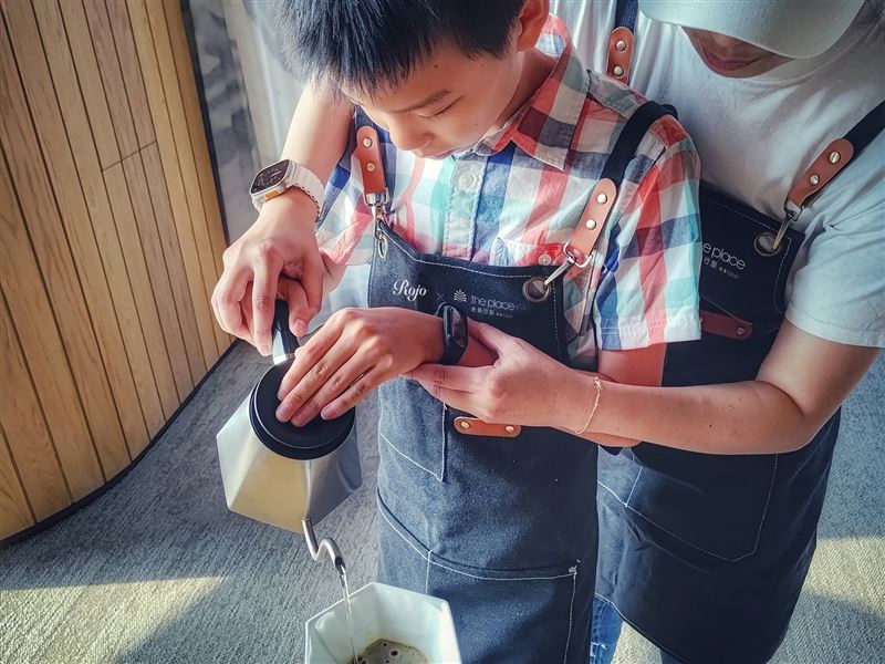 南港老爺行旅攜手ROJO咖啡職人「2023 ROJO青少年咖啡師夏令營（初階）」活動。（圖／飯店旅宿業者提供）