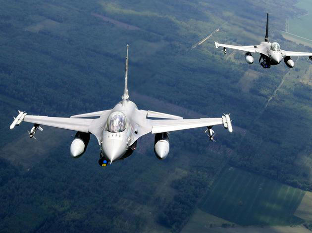 Zwei F-16-Kampfjets bei einer Nato-Übung über Litauen